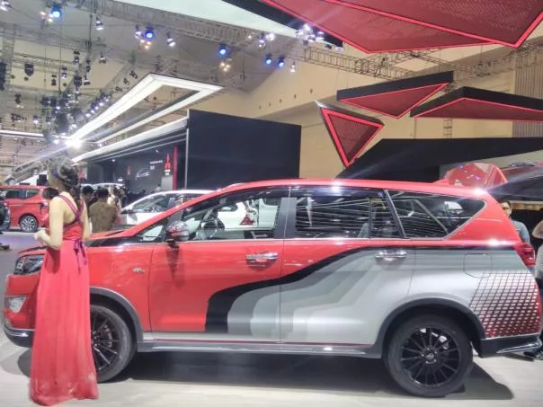 Toyota Innova Venturer with Body Graphics: A Stylish and Practical MPV